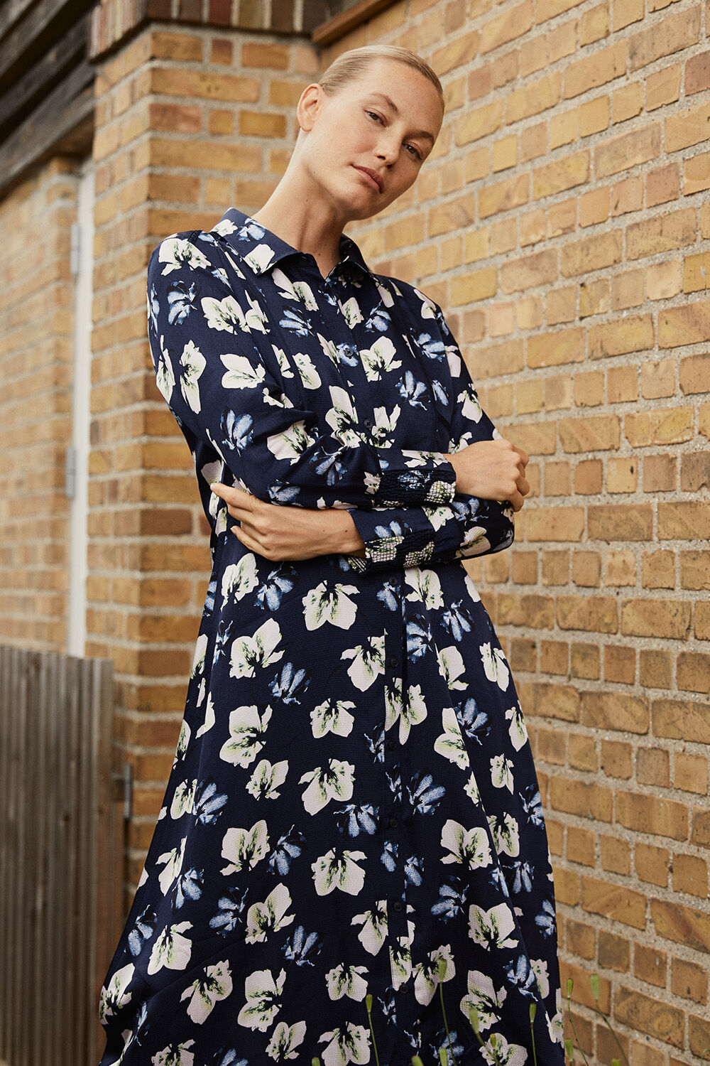 Robe boutonn&eacute;e en viscose &agrave; imprim&eacute; floral - Navy Blazer, boucles d'oreilles &agrave; surface martel&eacute;e - Silver, Jupon &Agrave; Bretelles R&eacute;glables - Cream
