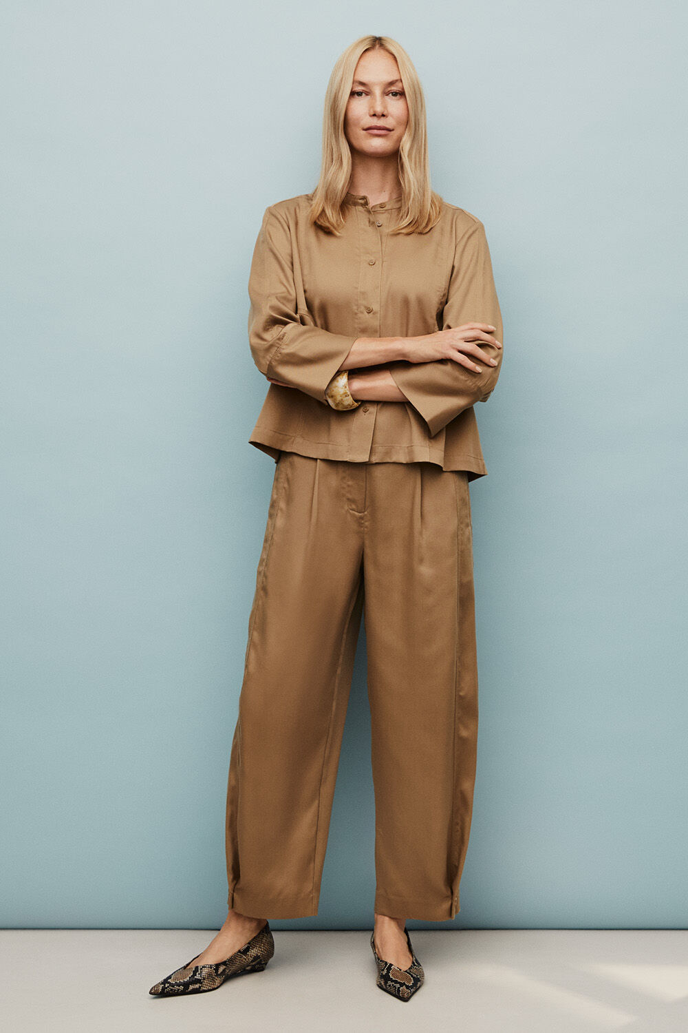 veste chemise &agrave; plis au dos - Petrified Oak, Pantalon l&eacute;ger avec d&eacute;tail de boutons sur la jambe - Petrified Oak, bracelet &agrave; effet marbr&eacute; - Whitecap