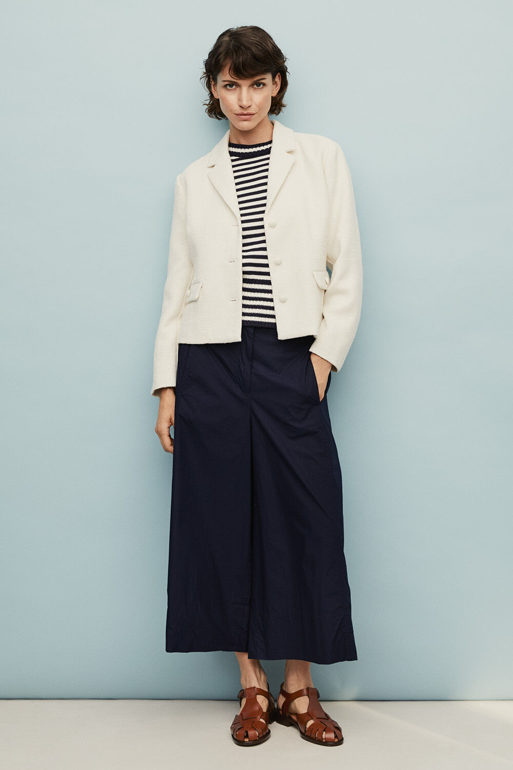 Blazer tailleur en boucl&eacute; - Whitecap, Top tricot&eacute; &agrave; rayures - Navy Blazer, pantalon court en popeline de coton - Navy Blazer