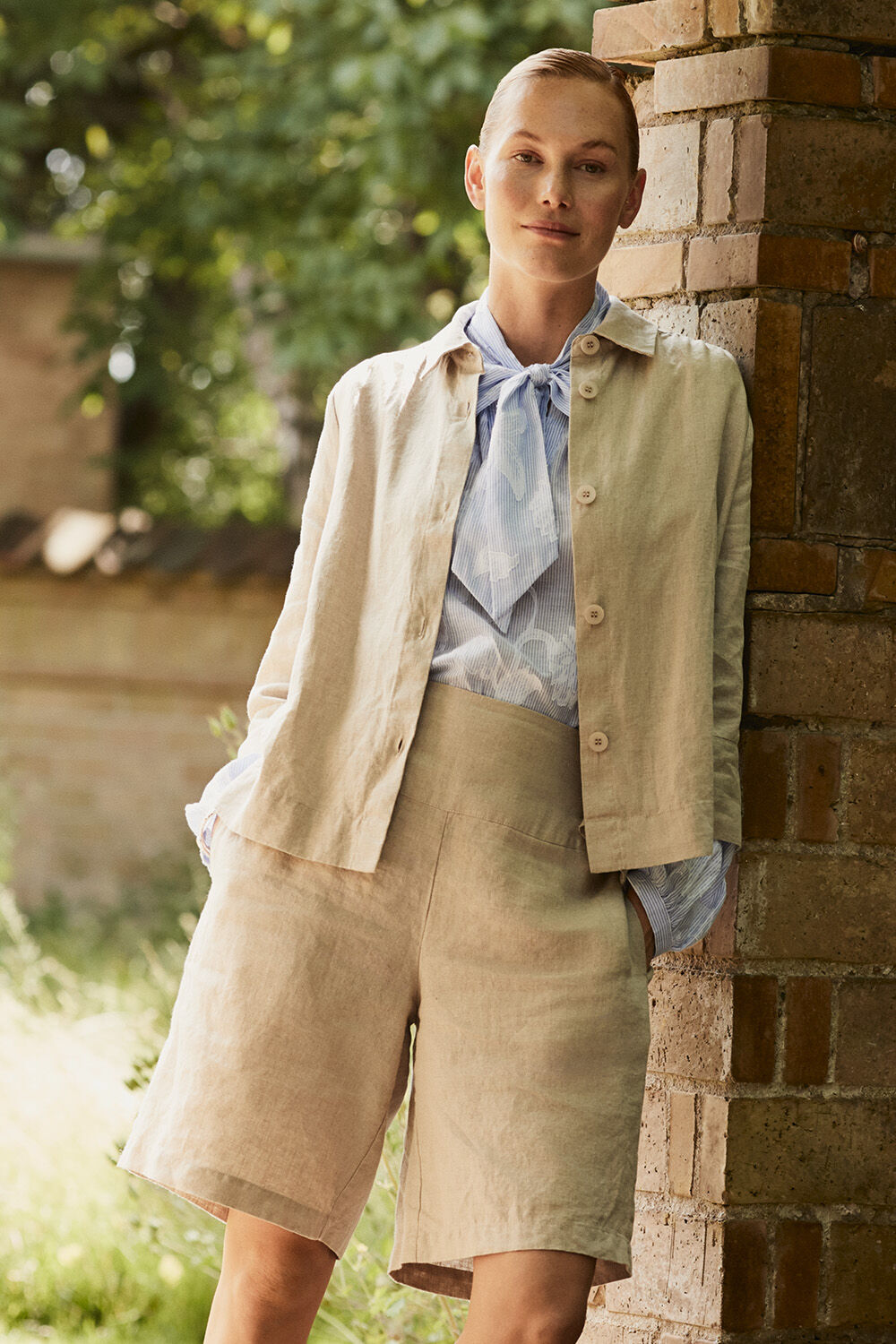 veste-chemise en lin &agrave; manches 3/4 - Natural, Blouse en coton avec lien &agrave; nouer au cou - Placid Blue, Short En Lin Avec &Eacute;lastique Smock&eacute; Au Dos - Natural