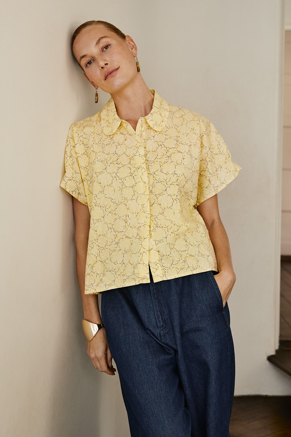 chemise en coton &agrave; fleurs - Lemonade, pantalon large en denim souple - Dark Denim, boucles d'oreilles cr&eacute;oles dor&eacute;es - Beige, ceinture &eacute;troite tress&eacute;e noire - Black